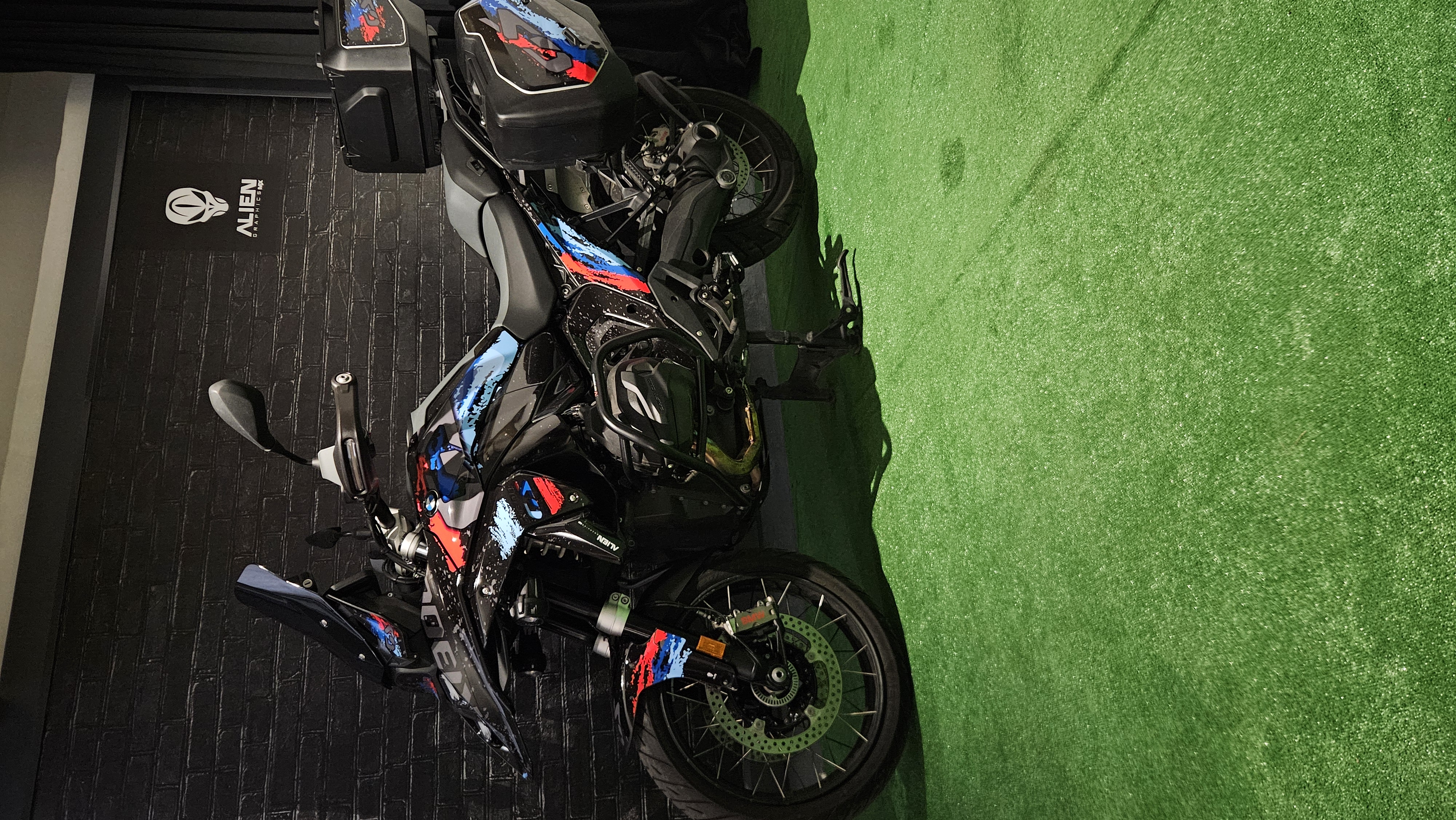 BMW GS z indywidualnymi okleinami AlienGraphicsMX i dopasowanymi okleinami kufrów