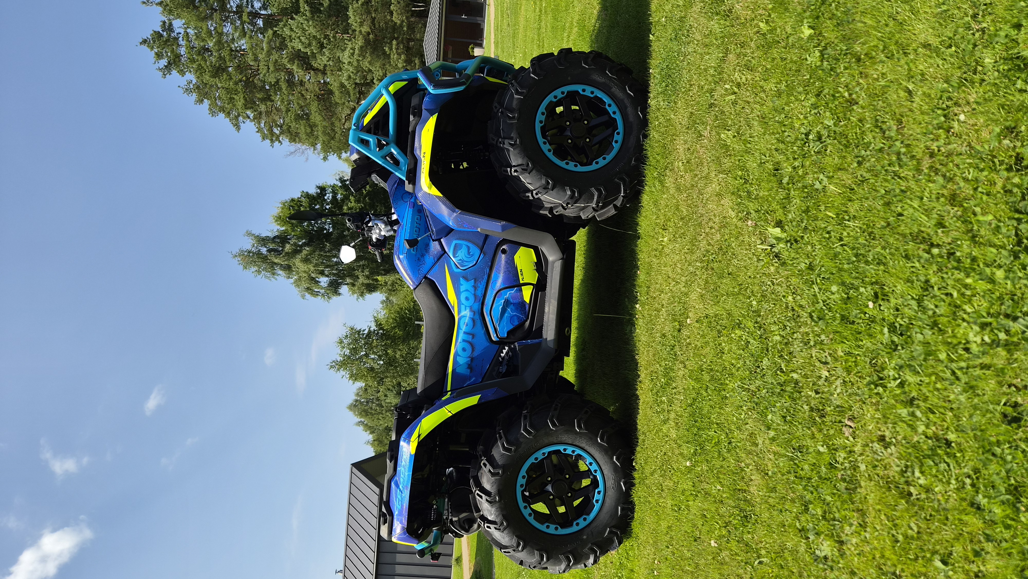 Quad CFMOTO 4×4 z niebiesko-żółtymi okleinami AlienGraphicsMX dla Motofox w Wilnie