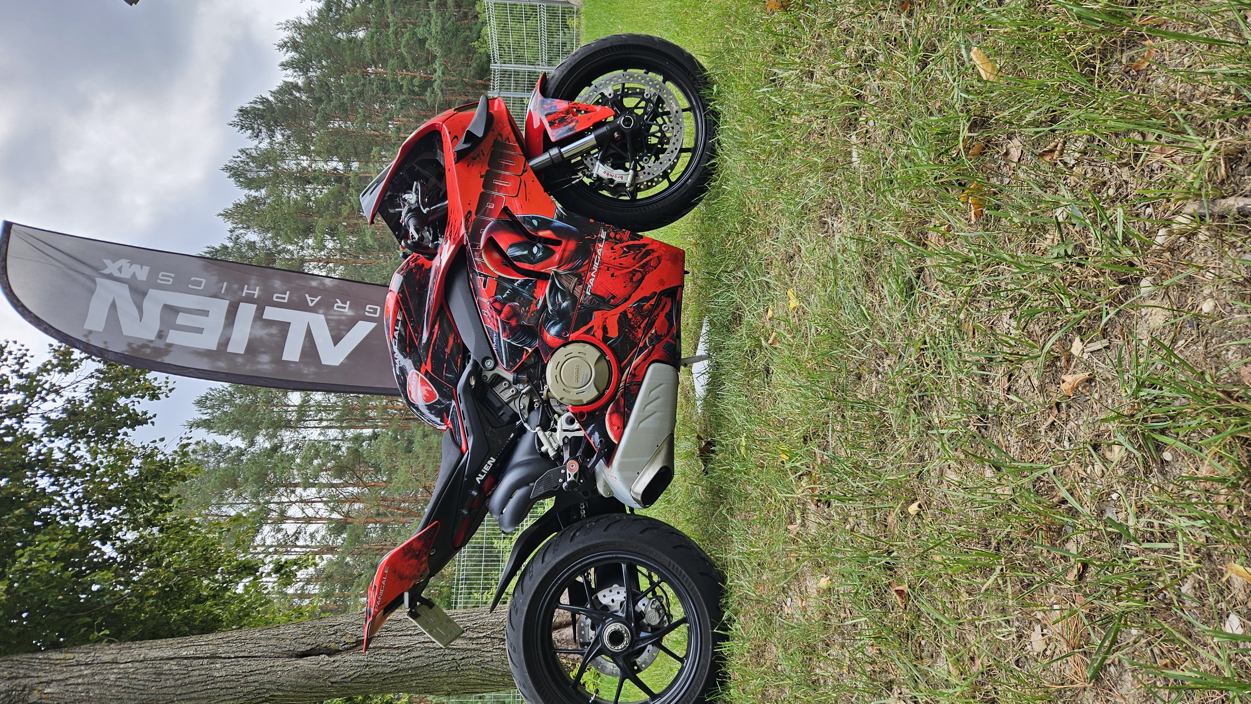 Ducati Panigale z okleinami AlienGraphicsMX do motocykli sportowych