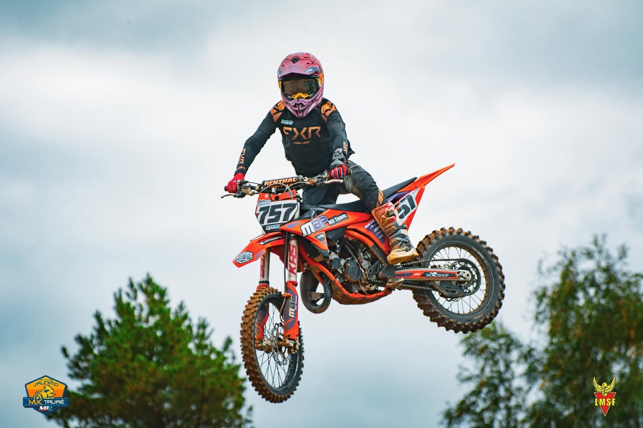 Eivydas Bartusevičius z MBP MX Team podczas skoku motocyklem z okleinami AlienGraphicsMX